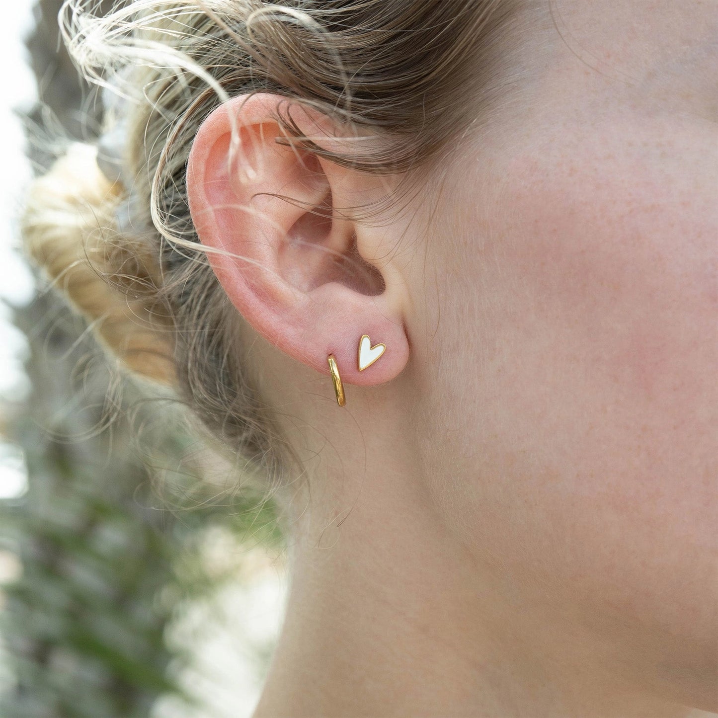 18K Gold Pvd Stainless Steel White Heart Stud Earrings